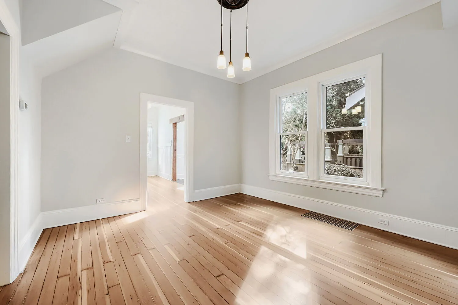 5 bed, 3.0 bath, 4060 sqft, $5,000 — Photo 2