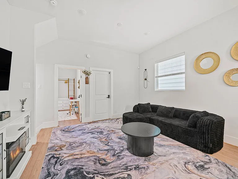 1208 Moody St — Photo 14