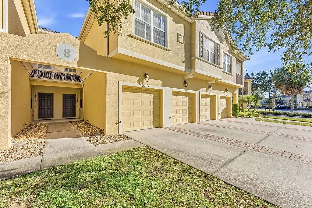 3 bed, 2.5 bath, 1808 sqft, $2,100 — Photo 1