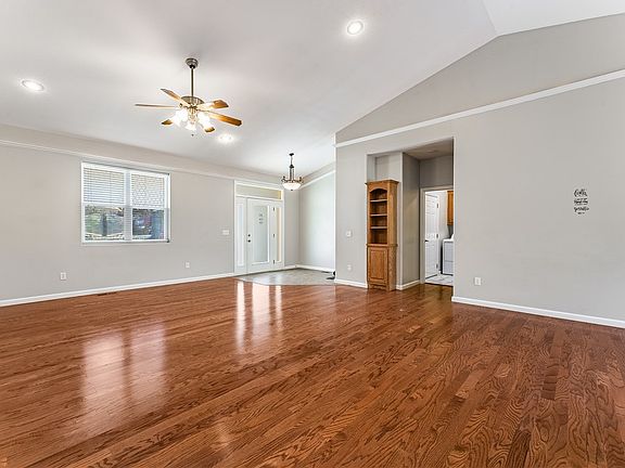 3rd image of 6 N Cheshnut Dr