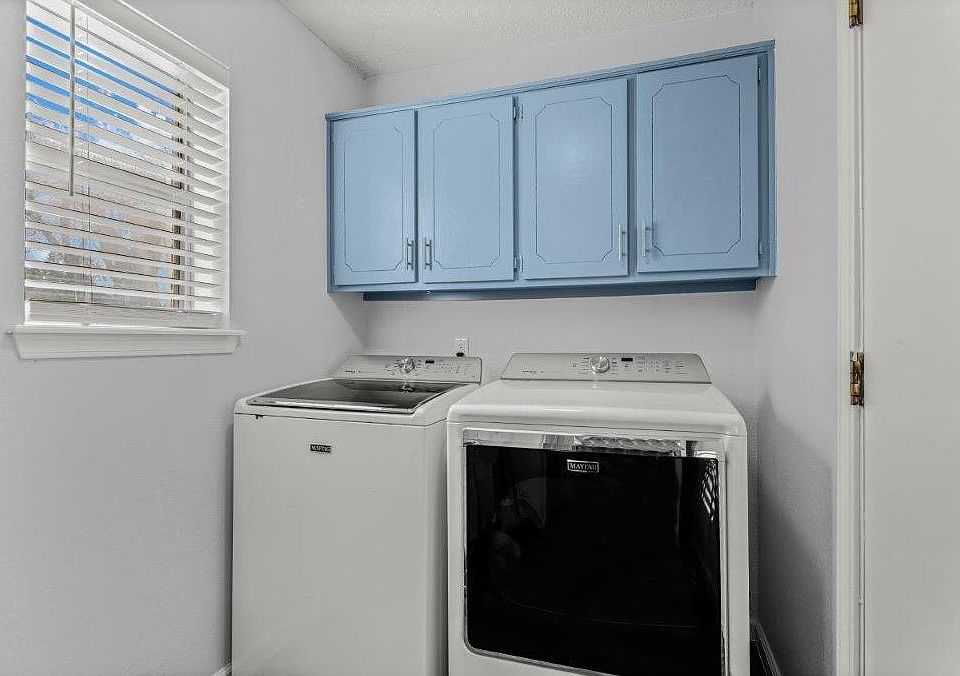 1st image of 906 SE 6th St