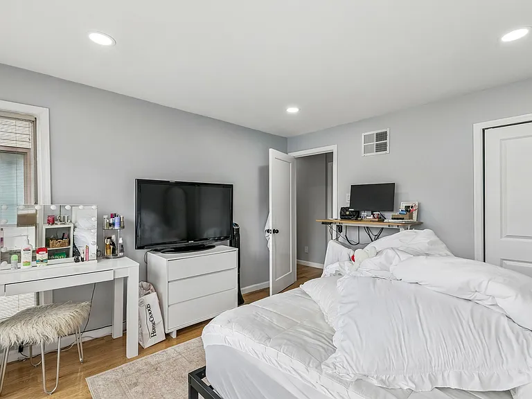 1130 Lombard St — Photo 36