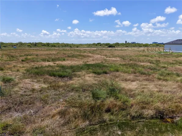 16 Northpointe Cir, Rockport, TX 78382