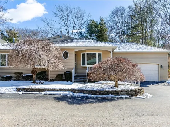 151 Pine Glen Dr, East Greenwich, RI 02818