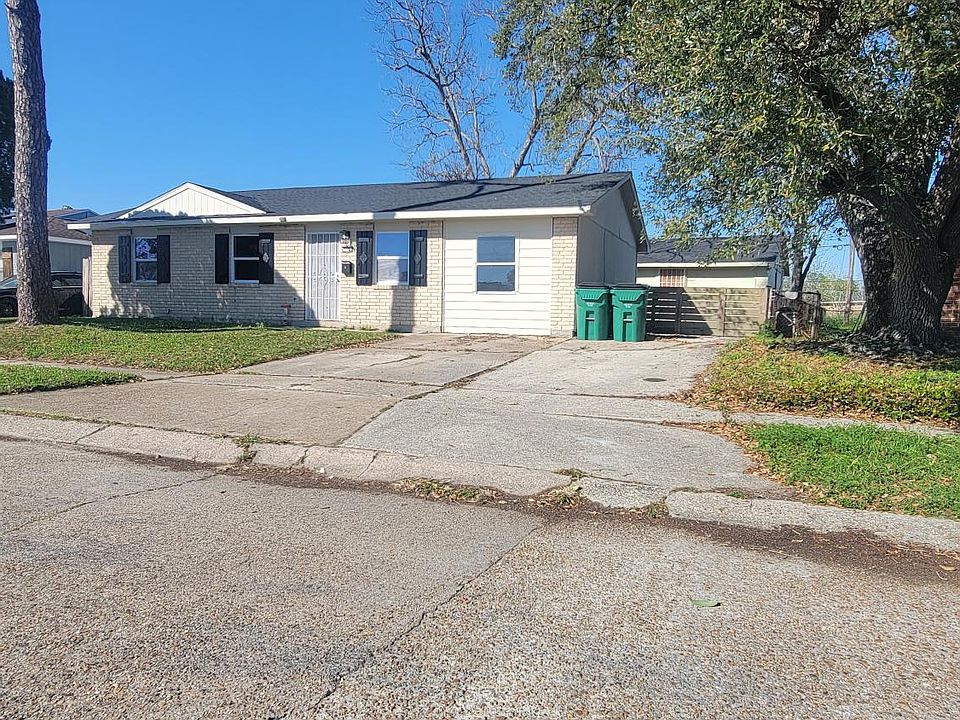 Extra Wide Driveway Parking- Recessed Lot