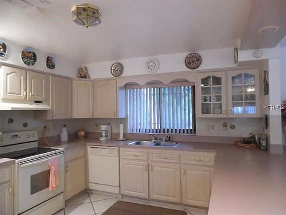 Kitchen-Check out the gorgeous cabinets!