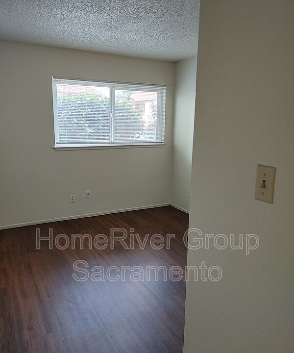 2nd image of 3322 Lerwick Rd #1