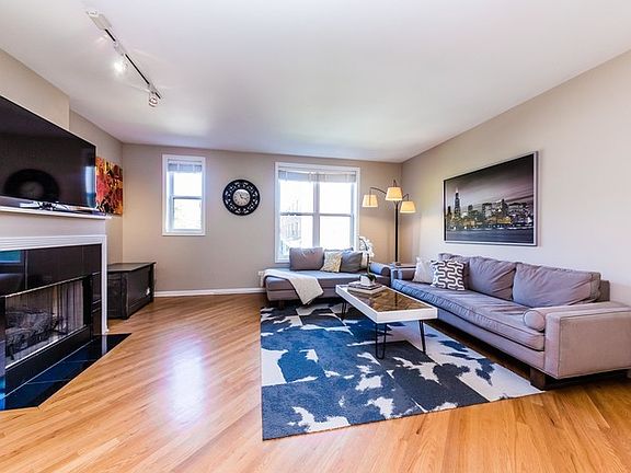 2nd image of 4646 N Greenview Ave Unit 22