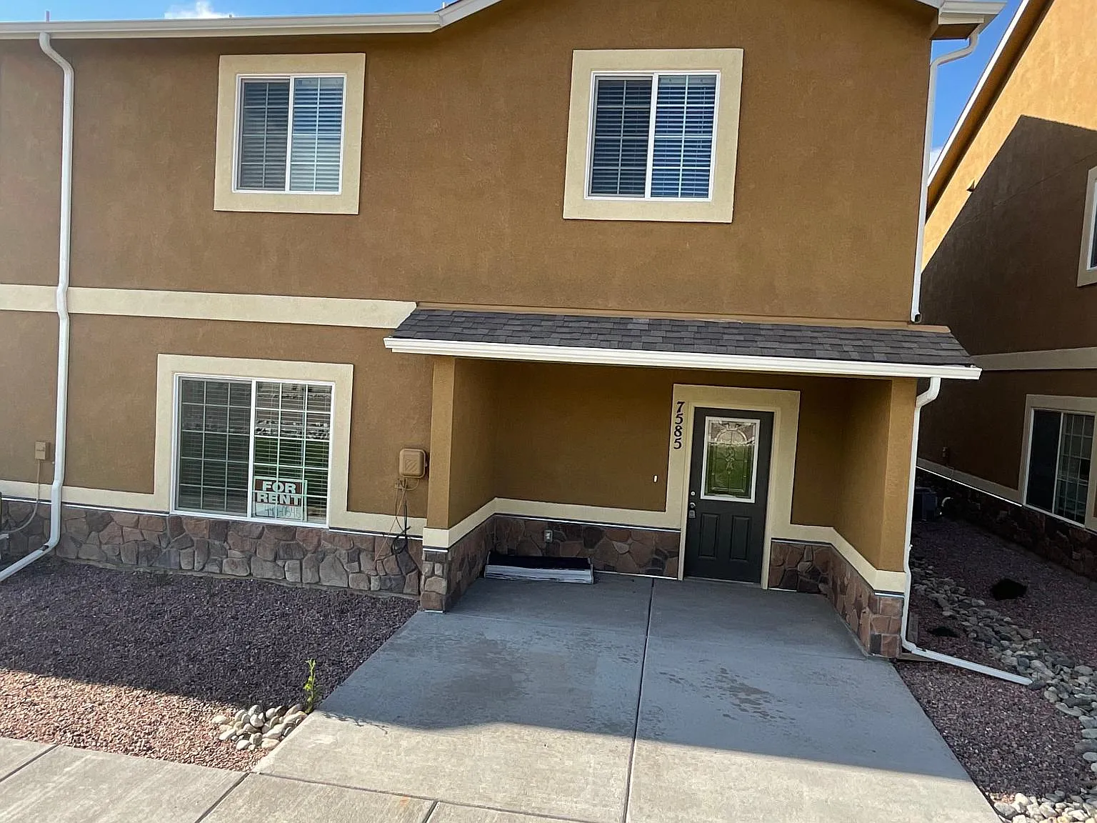 3 bed, 2011 sqft, $2,050 — Photo 1