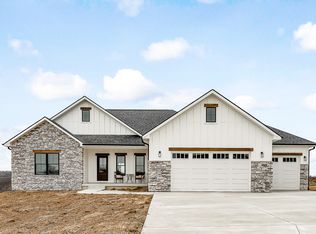 3060 Bos Ridge Rd, Pella, IA 50219