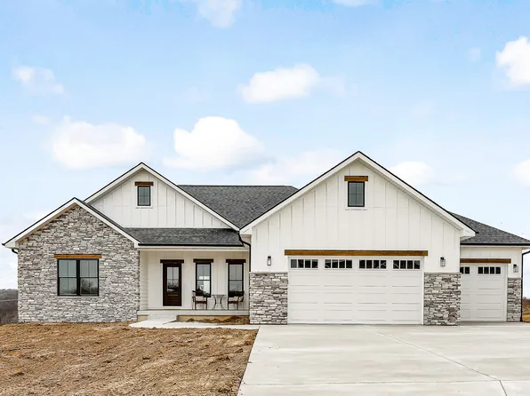 3060 Bos Ridge Rd, Pella, IA 50219