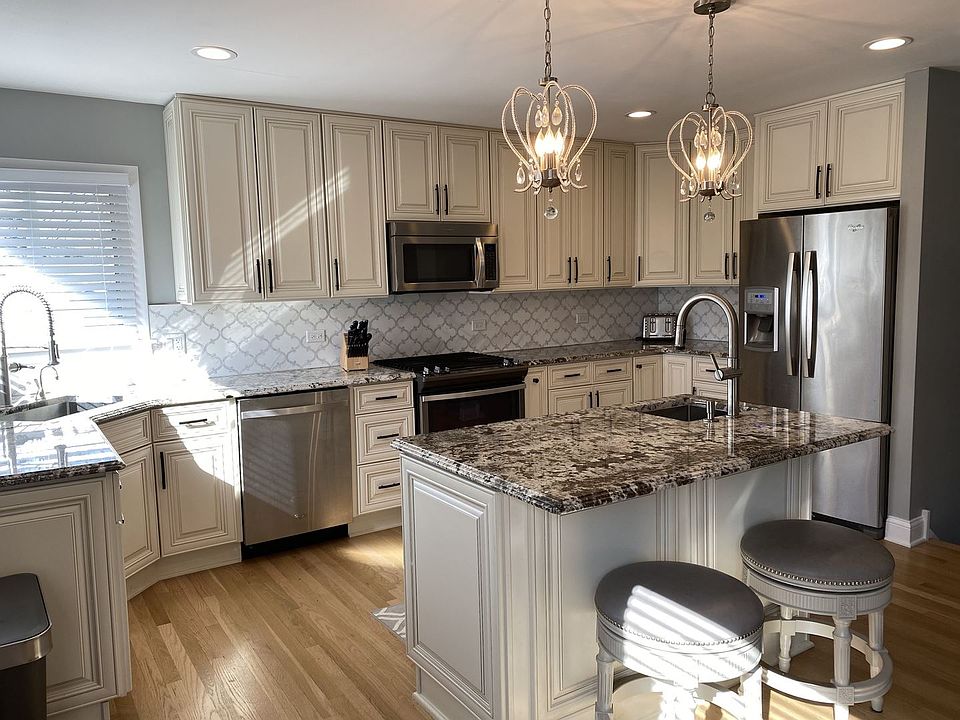 2nd image of 910 N Sumac Ln