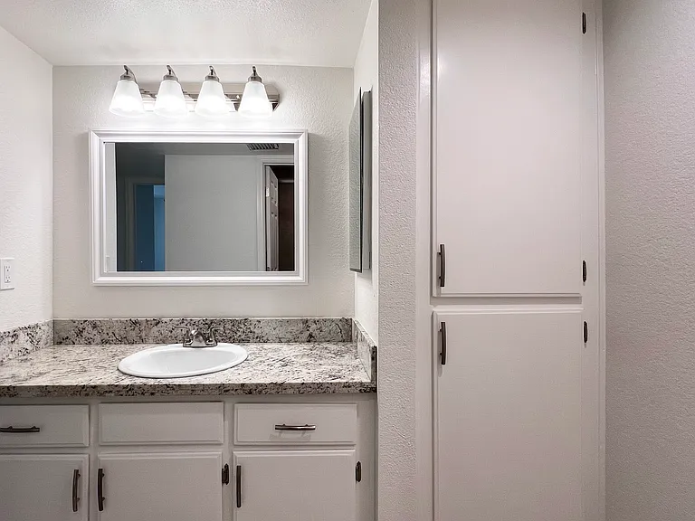 134 S Western Ave #10 — Photo 16