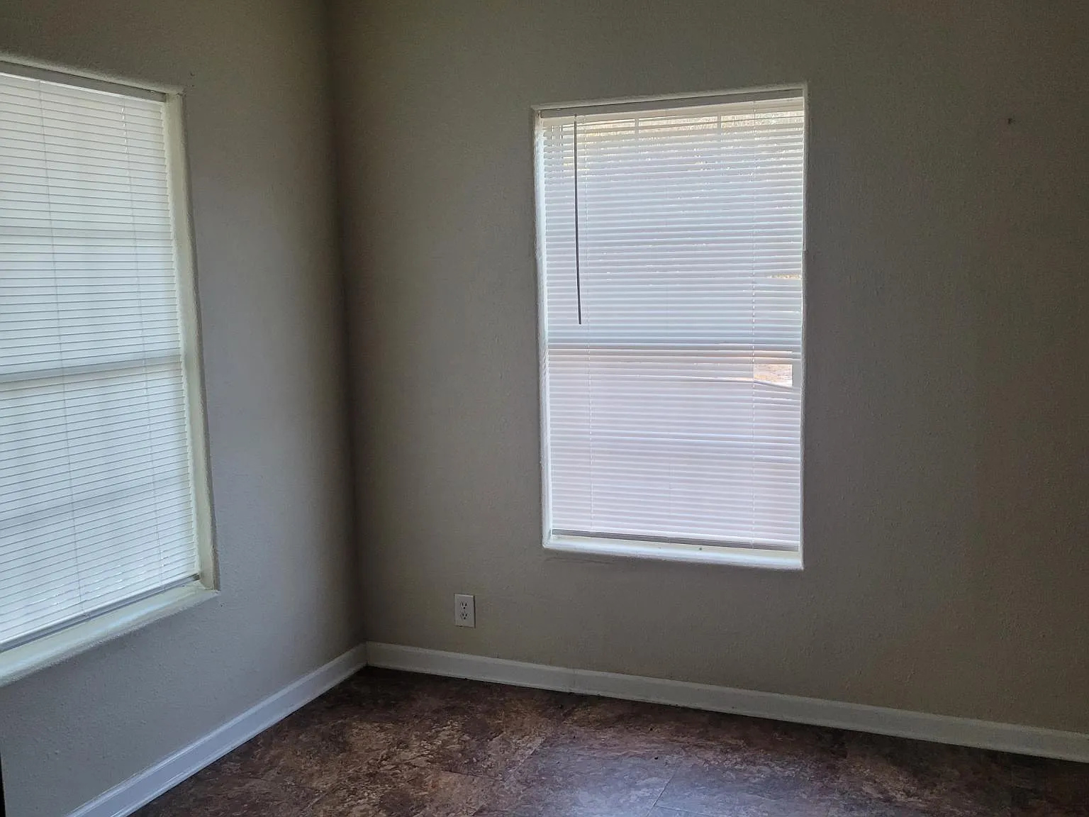 3 bed, 1100 sqft, $1,300 — Photo 4