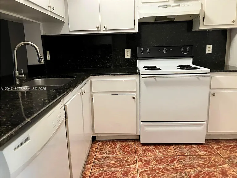 204 Lake Pointe Dr #208 — Photo 4