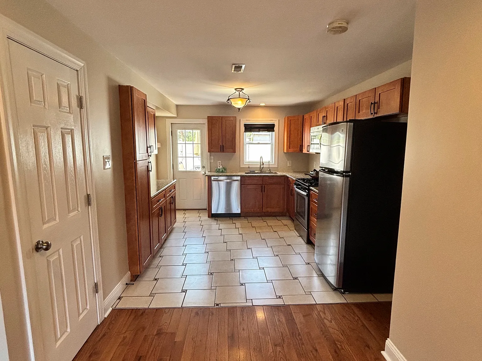 2 bed, 1060 sqft, $2,000 — Photo 3