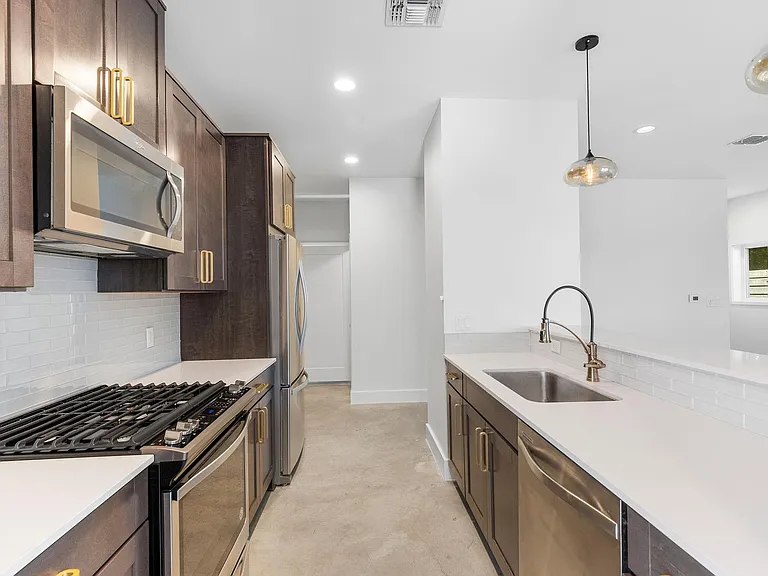 2101 Montopolis Dr #11 — Photo 8