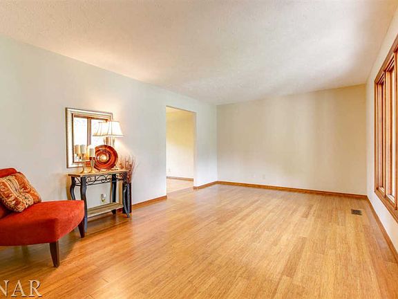 4th image of 2902 Grandview Dr