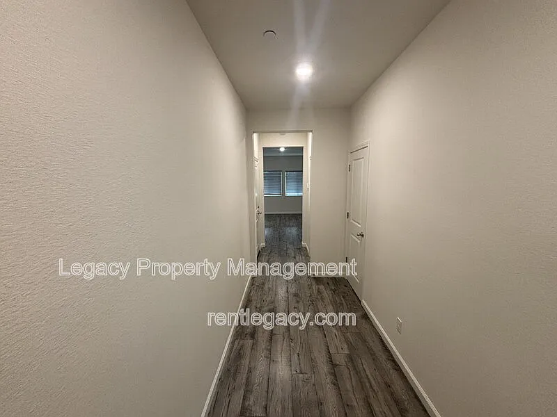 4 bed, 2.5 bath, 1811 sqft, $3,300 — Photo 2