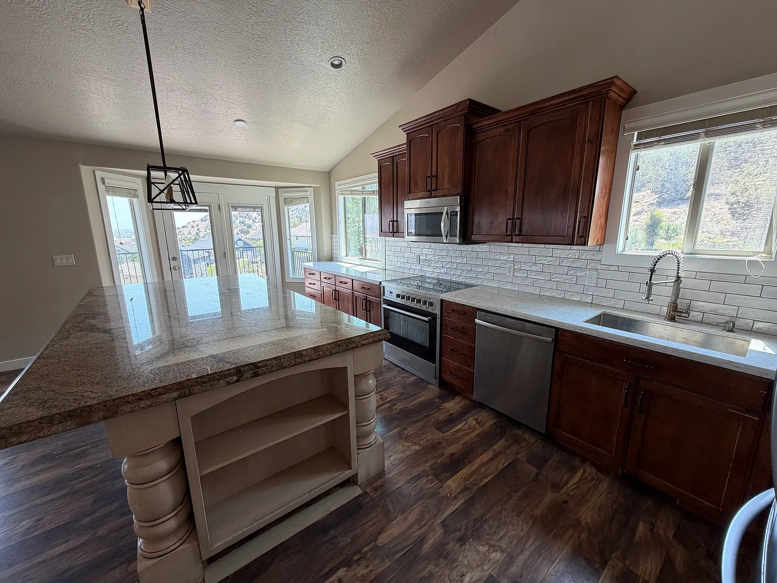 4 bed, 2.5 bath, 2740 sqft, $2,850 — Photo 4