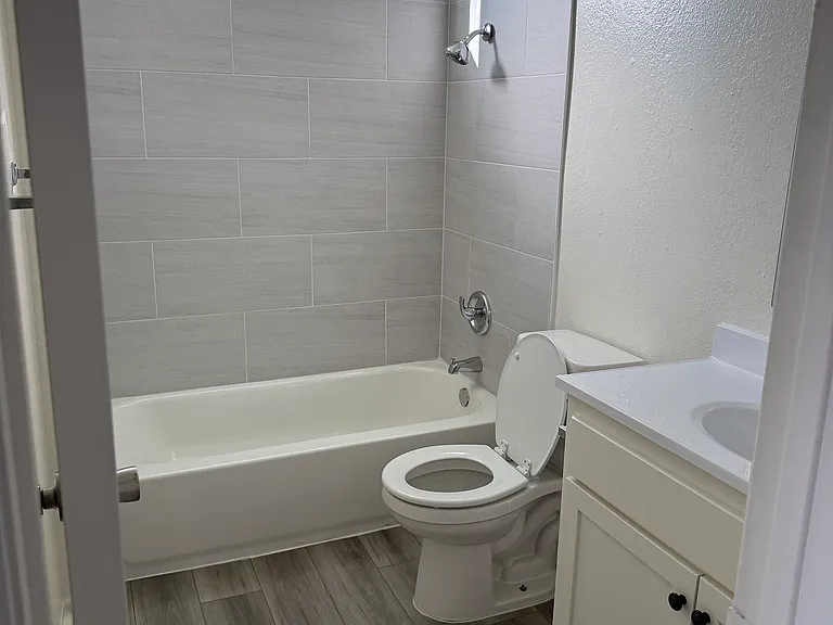 2100 W Devonshire Ave #18 — Photo 8