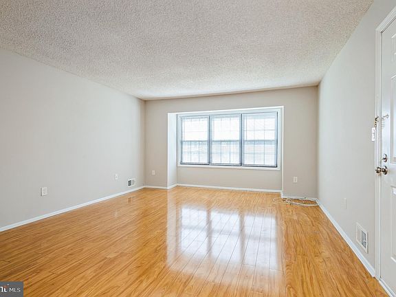 5th image of 15 Feiler Ct