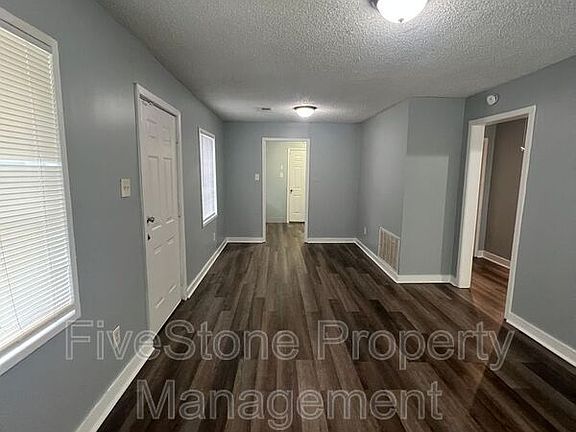 4th image of 1300 Robin Hood Ln