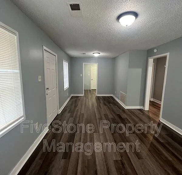 1300 Robin Hood Ln — Photo 4