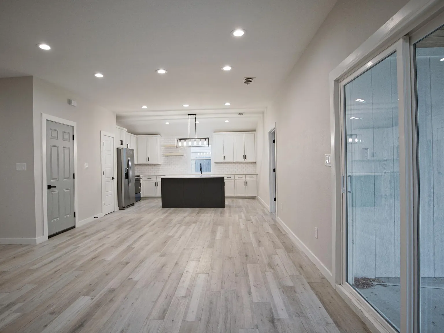 4 bed, 1659 sqft, $2,400 — Photo 4