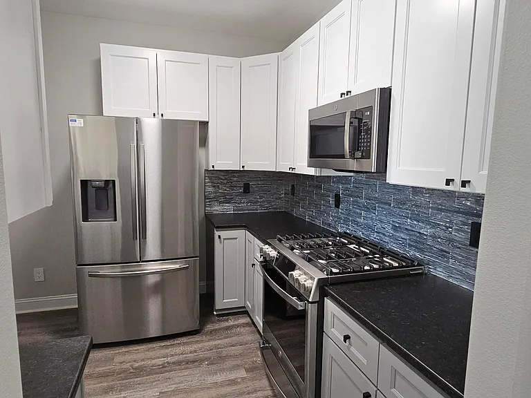 5817 Fox Point Cir — Photo 11