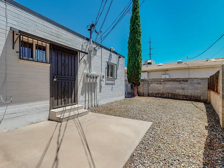Remodeled / Fully Loaded 2 Bed / 2 Bath in Uptown — Photo 31