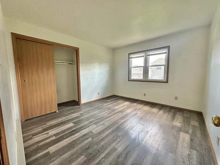 320 Joseph St — Photo 9