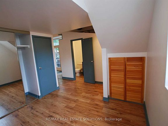5th image of 93 Spadina Rd