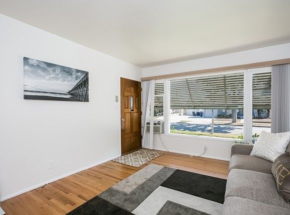 4th image of 5115 Lorelei Ave