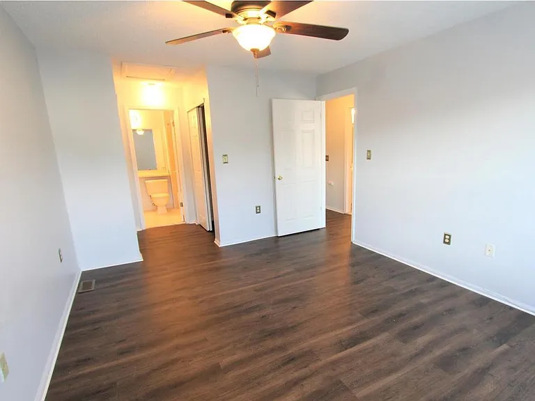 46 Versailles Ct — Photo 12