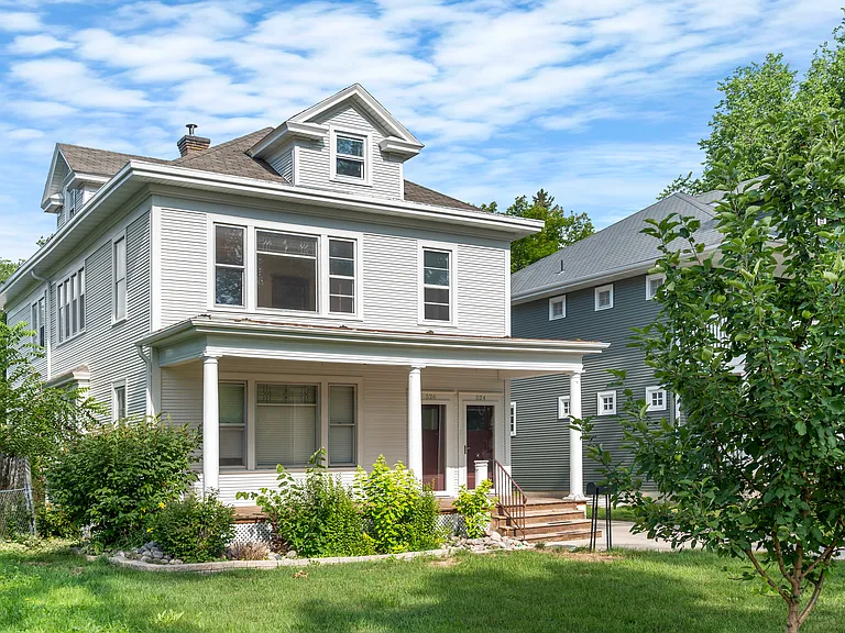 526 Reeves Dr — Photo 1