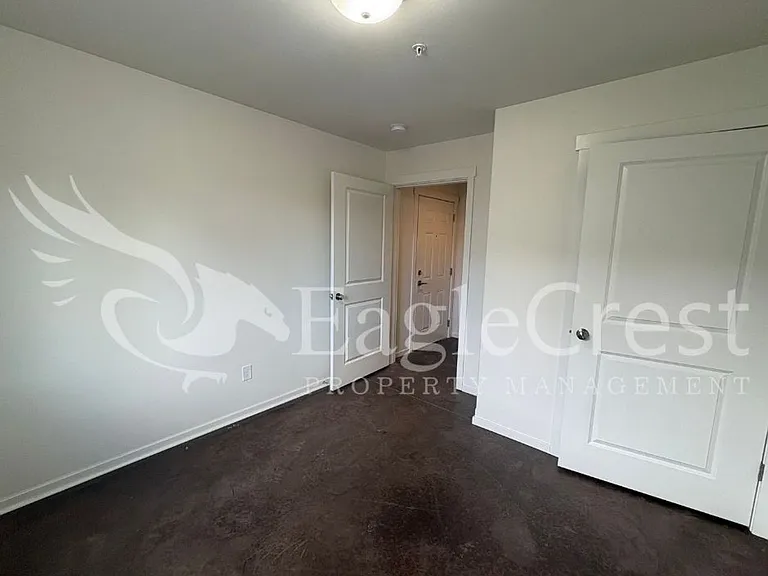 942 NE Spitzenburg St — Photo 37