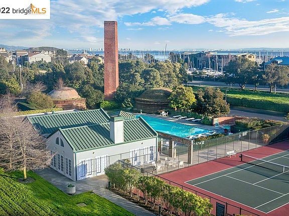 Year around heated pool, three tennis courts, fitness Gym, Clubhouse.
Year Around resort Living