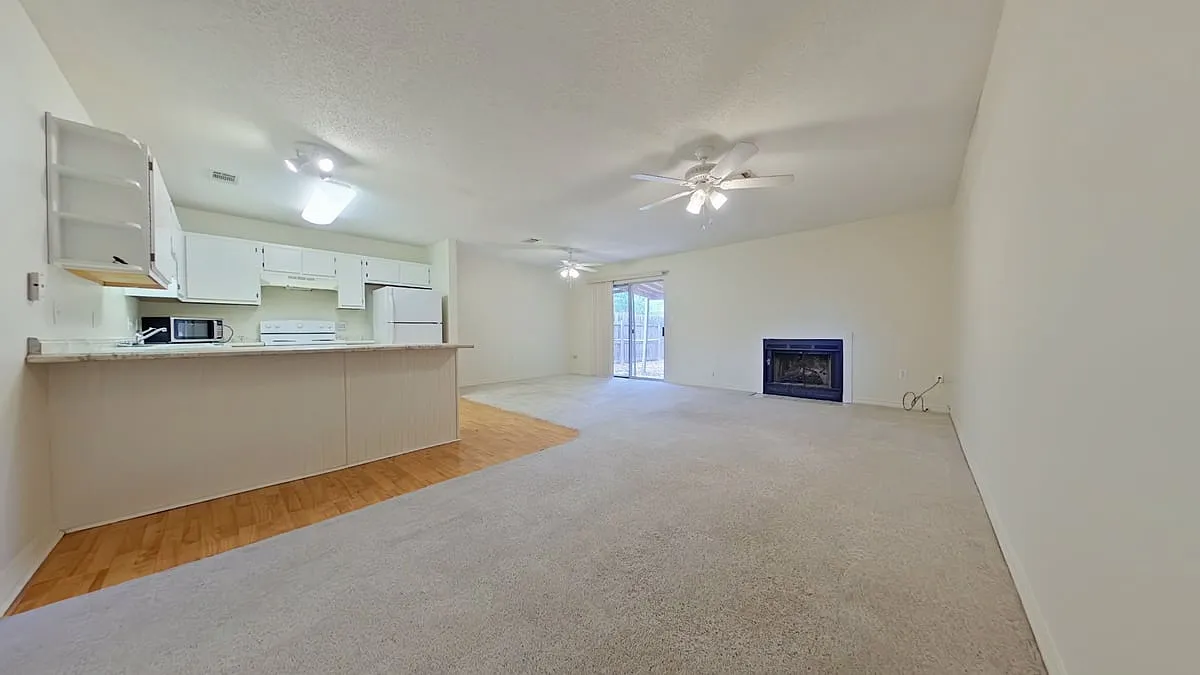 715 Lloyd St — Photo 3