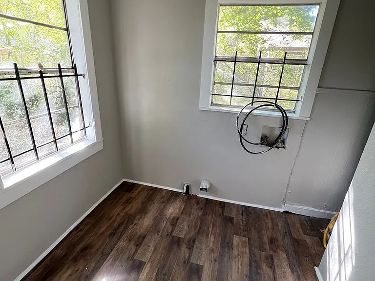 2413 Queens Hwy — Photo 11