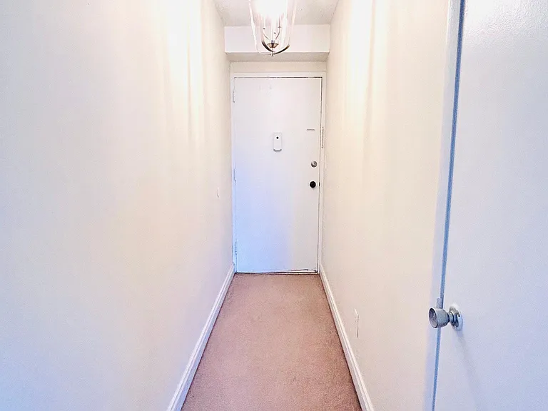 619 King St #402 — Photo 4