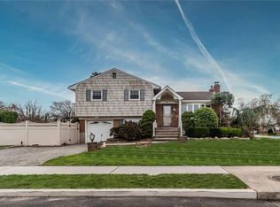 15 Albany St, Hicksville, NY 11801