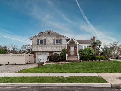 15 Albany St, Hicksville, NY, 11801