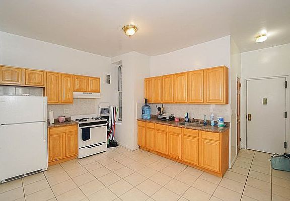 2nd image of 26-10 Hoyt Ave S #3R
