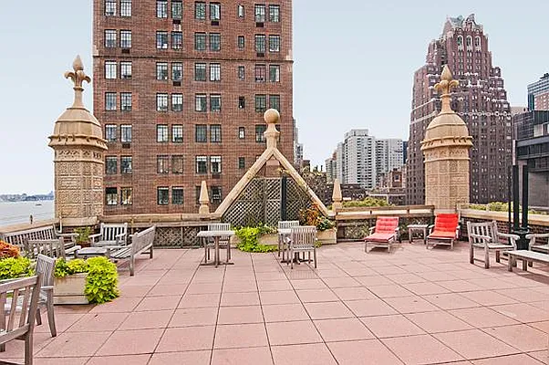 Sold by Domus Realty | media 18