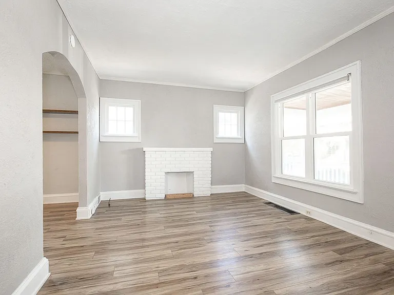 1487 Roycroft Ave — Photo 2