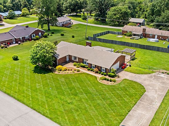 3rd image of 839 Springhill Ln