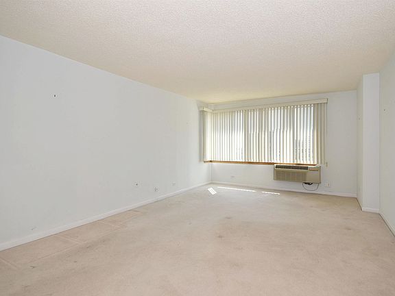 5th image of 801 S Plymouth Ct APT 804