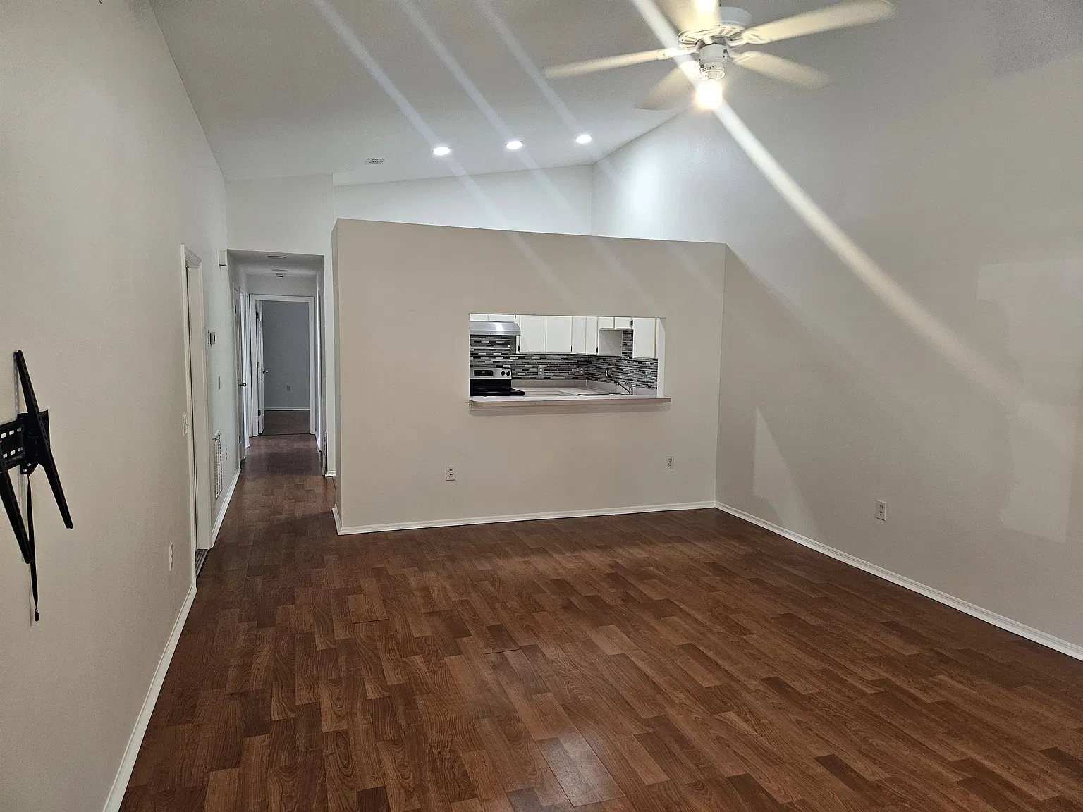3-Bedroom Townhouse in Temple Crest, Tampa, FL 33617 — Photo 4