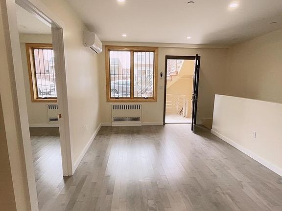 4th image of 136 N Bay 10th St #1